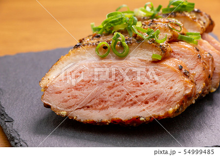 スレートプレートにのせられた合鴨ロース。 スレートプレートにのせられた合鴨ロース。 54999485
