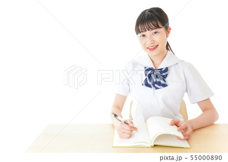 笑顔の若い制服姿の女子学生 55000890