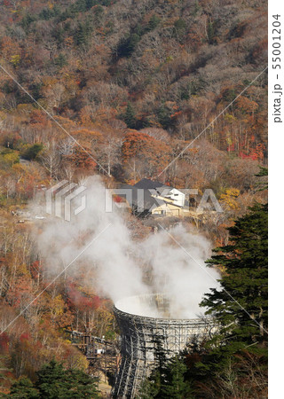 風景環境写真 八幡平の地熱発電 秋の八幡平の紅葉と地熱発電の煙 55001204