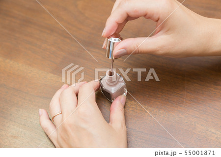 マニュキュアを塗る手元 55001871