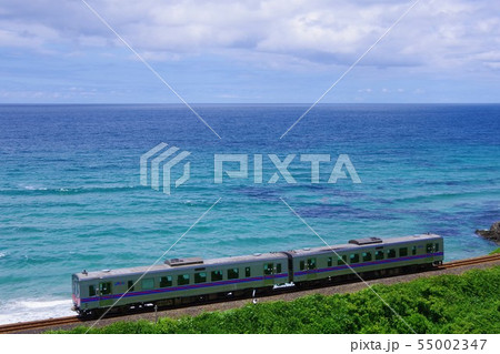 道の駅ゆうひパーク三隅から見た山陰本線と日本海 55002347