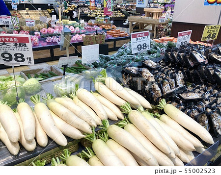 スーパーマーケットの野菜売場 55002523