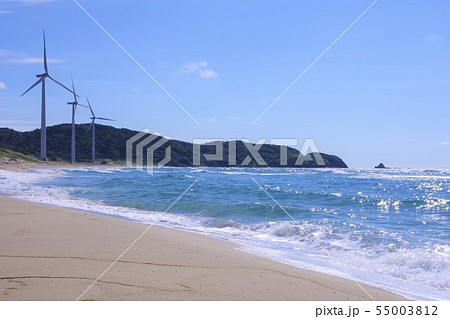 島根県江津市の風力発電と海岸 55003812