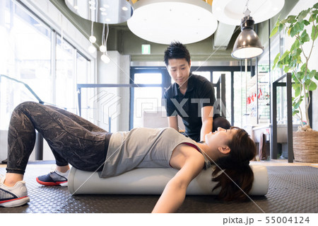 ストレッチポールでストレッチをする女性(男性・パーソナルトレーニング) ストレッチポールでストレッチをする女性(男性・パーソナルトレーニング) 55004124