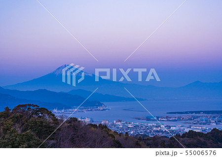（静岡県）清水港の向こうに、富士山　夕景 55006576