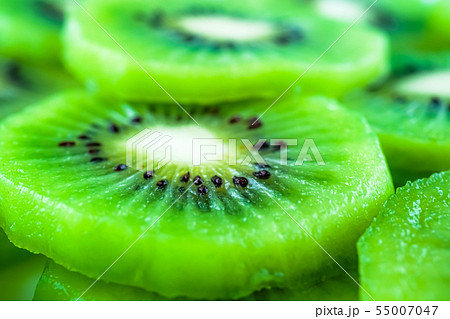 Fresh kiwi fruit, cut into thin slices For Fresh kiwi fruit, cut into thin slices For 55007047