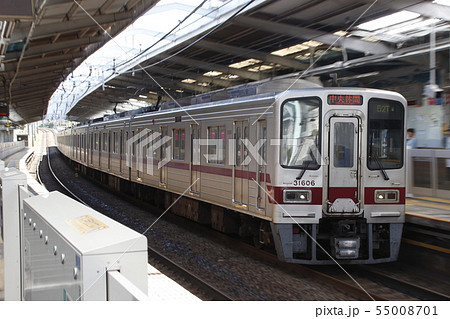 田園都市線直通の東武30000系電車(流し撮り) 田園都市線直通の東武30000系電車(流し撮り) 55008701