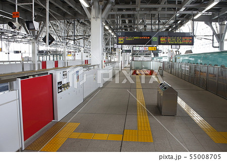 新青森駅に停車中の東北新幹線E5系 新青森駅に停車中の東北新幹線E5系 55008705