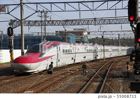 秋田駅を発車する秋田新幹線E6系 秋田駅を発車する秋田新幹線E6系 55008715