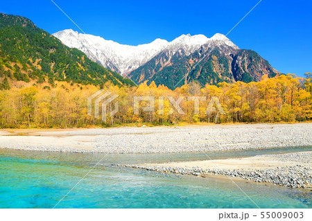 秋の上高地・梓川と穂高連峰 55009003