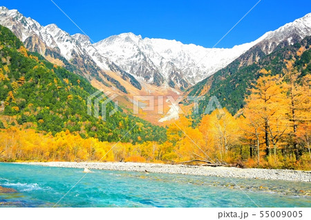 秋の上高地・梓川と穂高連峰 55009005