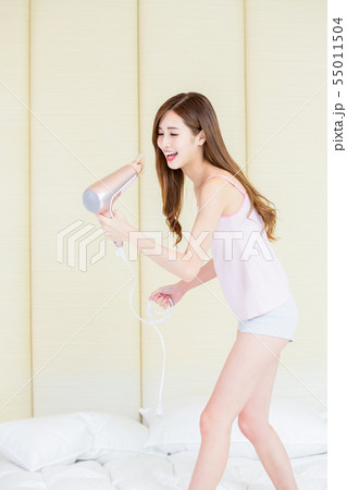 asian woman use hair dryer 55011504