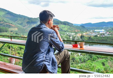 A young man at mountain view coffee shop 55012482