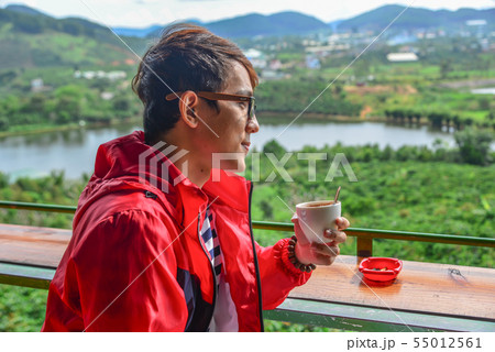 A young man at mountain view coffee shop 55012561