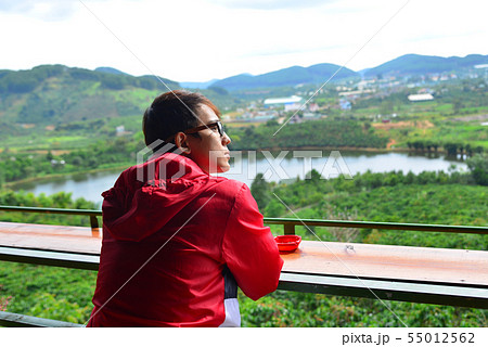 A young man at mountain view coffee shop 55012562