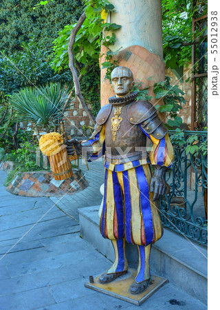 Statue of the man with beer 55012938