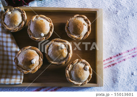 Chicken pies on wooden tray 55013601