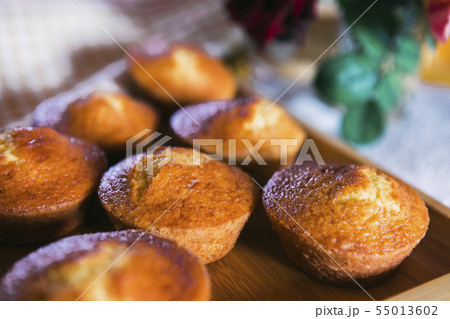 Cupcakes on wooden tray 55013602
