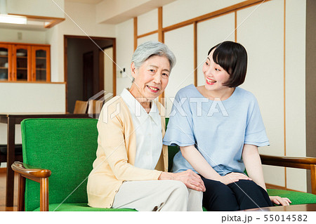 シニア　女性　おばあちゃん　家族　孫　祖母 55014582