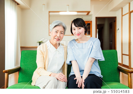 シニア　女性　おばあちゃん　家族　孫　祖母 55014583