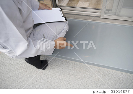 マンション　バルコニーの点検をするビジネスマン 55014877