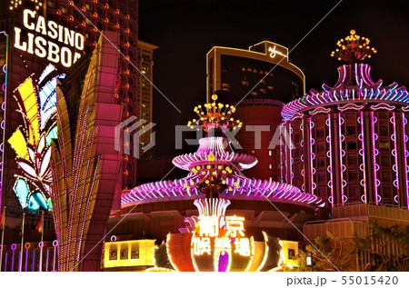 ライトアップされたマカオの豪華なカジノホテル 【中国・マカオ】 55015420