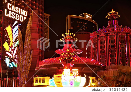 ライトアップされたマカオの豪華なカジノホテル 【中国・マカオ】 55015422