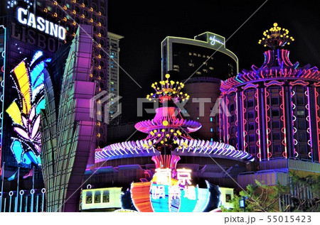 ライトアップされたマカオの豪華なカジノホテル 【中国・マカオ】 55015423