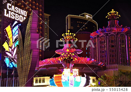 ライトアップされたマカオの豪華なカジノホテル 【中国・マカオ】 55015428