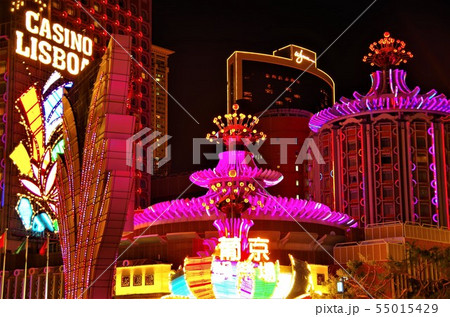 ライトアップされたマカオの豪華なカジノホテル 【中国・マカオ】 ライトアップされたマカオの豪華なカジノホテル 【中国・マカオ】 55015429