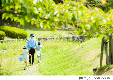 公園で遊ぶ親子 公園で遊ぶ親子 55015540