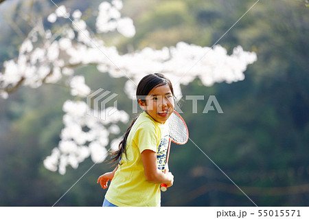さくらの下でバドミントンをする女の子 55015571