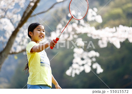 さくらの下でバドミントンをする女の子 55015572