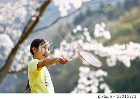 さくらの下でバドミントンをする女の子 55015573