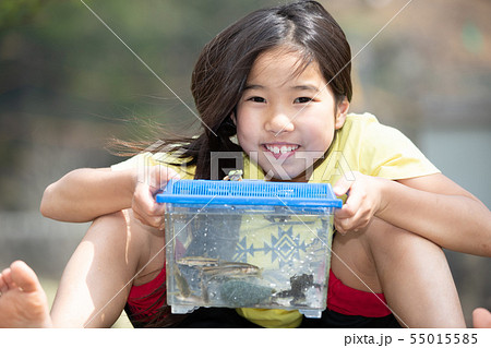 生き物を観察する女の子 生き物を観察する女の子 55015585