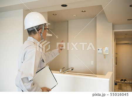 ヘルメットのビジネスマン 住宅リフォーム 汎用 メモ キッチンまわり 指差し ヘルメットのビジネスマン 住宅リフォーム 汎用 メモ キッチンまわり 指差し 55016045