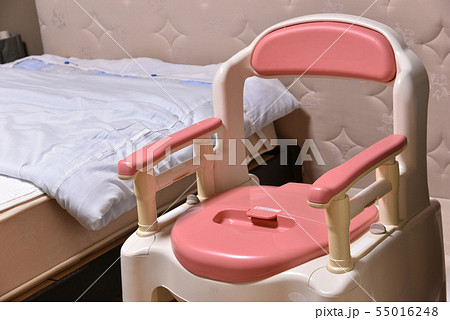 介護用のポータブルトイレ 55016248