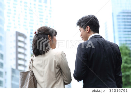 ビジネスマン男女 ミドル ビジネスマン男女 ミドル 55016791