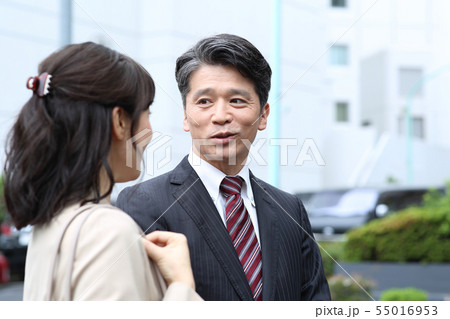 ビジネスマン男女 ミドル ビジネスマン男女 ミドル 55016953