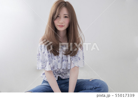 ストレートロングヘアー 日本人 ヘアスタイルの写真素材