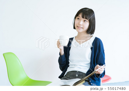 休日の若い女性　くつろぐ 55017480