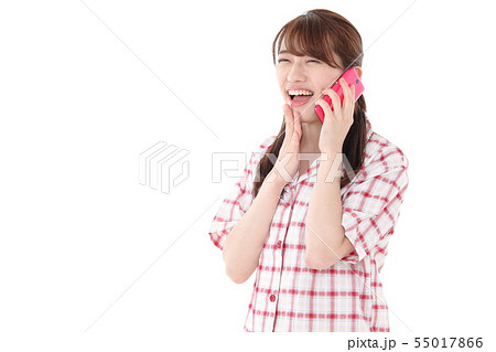 スマホとパジャマ姿の若い女性 スマホとパジャマ姿の若い女性 55017866