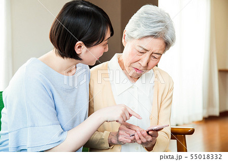 シニア 女性 家族 孫 シニア 女性 家族 孫 55018332