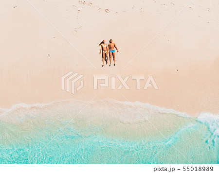 Pregnant woman with husband at tropical beach 55018989