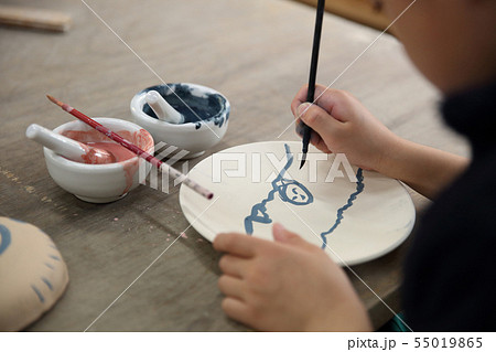 絵付けをする子ども 55019865