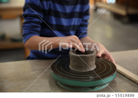 陶芸をする子ども 55019886