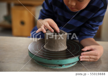 陶芸をする子ども 55019888
