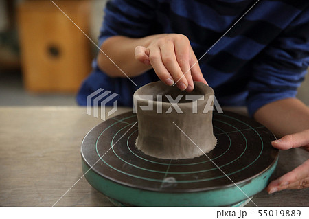 陶芸をする子ども 55019889