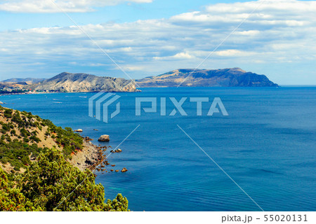 Boundlessly bright blue sea against the backdrop o 55020131