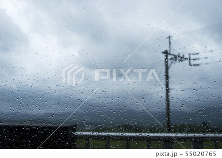 雨粒のかかった窓ガラス 55020765